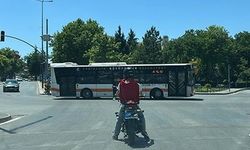 Plakasını bez ile gizleyen motosiklet sürücüsü kırmızı ışıkta geçti