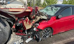 OTOMOBİLİN SÜT TANKERİNE ÇARPTIĞI KAZA GÜVENLİK KAMERASINDA