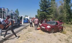 TIRIN OTOMOBİLE ÇARPTIĞI KAZADA 1 KİŞİ ÖLDÜ, 5 KİŞİ YARALANDI