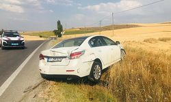 Viraja hızlı giren otomobil karşı yönden gelen iki tıra çarptı, facia kıl payı atlatıldı