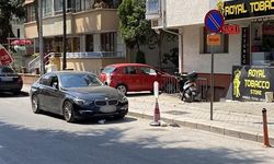 'Park Yasaktır' tabelası bu sokakta işe yaramıyor