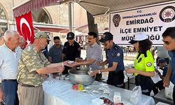 Polislerden vatandaşa aşure ikramı
