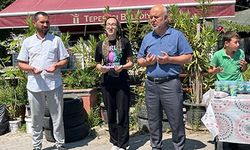 Vefat eden oğlu için Kur'an kursu öğrencilerine ikramda bulundu