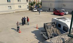 Anne-kız araçla 5 metre yükseklikten siteye uçtu