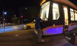 Seyir halindeki tramvaya asılarak paten kaydı, uyarıya "Zevkli oluyor" cevap verdi