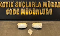 ARACIN KAPI DÖŞEMESİNİN ARKASINDAN 1 KİLO 126 GRAM UYUŞTURUCU ÇIKTI