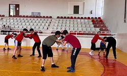 SÖĞÜT’TE YAZ SPOR OKULLARI COŞKUSU: ATA SPORUMUZ GÜREŞ MİNİK PEHLİVANLARLA YAŞIYOR!