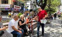 Vatandaşların yaptığı bağışlarla her gün saatlerce ücretsiz su dağıtıyor