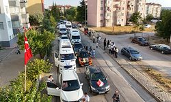 Servis araçlarından renkli düğün konvoyu