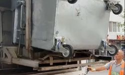 Bayırköy'de çöp konteynerleri düzenli olarak tek tek yıkanıp dezenfekte ediliyor