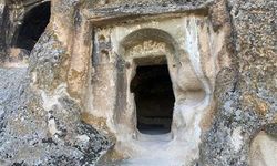 Tarihi bölgenin duvarlarına isim kazınması tepki çekti