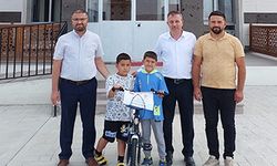 Trafik kazası geçiren çocuğa yeni bisiklet hediyesi