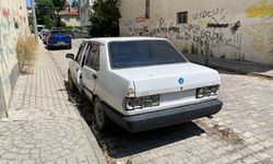 Kapısı açık ve plakasız hurda otomobil dikkat çekti