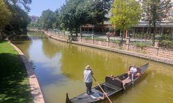 Yüksek sıcaklıklara rağmen turistler gondollardan vazgeçmedi