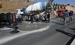 Kontrolden çıkan beton mikseri refüje devrildi: 1 yaralı