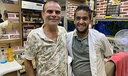 Mahalle berberi, 16 yıldır müşterisi olan zihinsel engelli Faruk'u evladı gibi sahiplendi