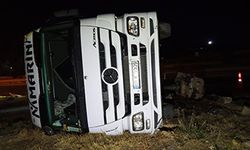 Seyir halindeki 2 tır birbiriyle çarpıştı
