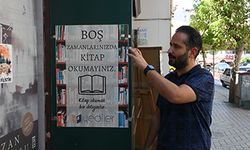 Dükkan önüne astıkları afiş vatandaşlara okuma alışkanlığı kazandırıyor