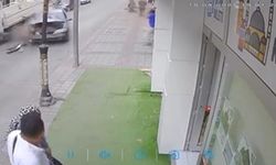 Kontrolünü kaybeden sürücünün caddeyi birbirine kattığı kaza kamerada