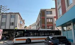 Belediye otobüsü direği devirdi
