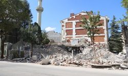 Yıkılan binanın molozları cami bahçesine döküldü