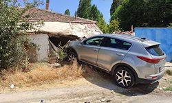 Çarpışmanın etkisiyle savrulan otomobil müstakil eve girdi: 1 yaralı