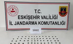 Tarihi eser kaçakçısı çantasındaki sikkelerle yakalandı