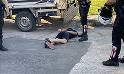 'Dur' ihtarına uymayan sürücü polisten kaçarken camdan hassas terazi attı