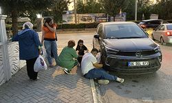 Otomobilin kaputunda mahsur kalan kediyi kurtarmak için mahalleli seferber oldu