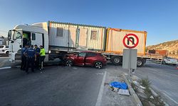 Otomobilin tırla çarpıştığı kazada 4 kişi yaralandı