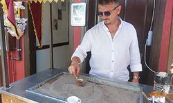 Kızgın kumda kahveyi faklı aromalarla sunuyor