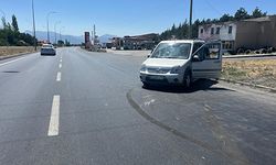 Hafif ticari araçların çarpıştığı kazada iki kişi yaralandı
