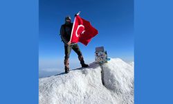 4 dağcı Ağrı Dağı'nın zirvesine tırmandı
