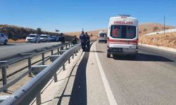 Bariyerlere çarpan motosiklet sürücüsü ağır yaralandı