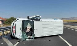 İlaç taşıyan araç bariyerlere çarparak devrildi