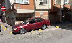 Kaldırıma park eden sürücüye apartman yöneticisinden notlu uyarı