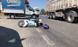 Kamyonetle çarpışmamak için manevra yapan motosiklet devrildi, 2 kişi yaralandı