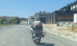 Kaskı kafasına değil motosikletin demirine taktı