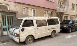 Sokakta terk edilen panelvan araç