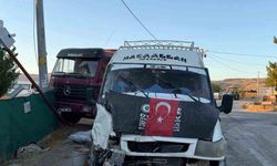 Tarım işçilerini taşıyan minibüsle kamyon çarpıştı: 20 yaralı