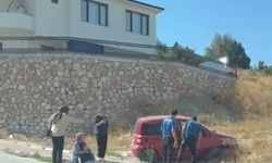 Bilecik'te Bariyerlere çarpan otomobil sürücüsü yaralandı