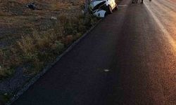 Direğe çarpan otomobilde 3 kişi yaralandı