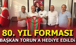 80. Yıl Forması Başkan Torun’a Hediye Edildi