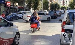 Kent merkezinde ilginç görüntü: 3 kadın aynı motosiklete bindi