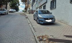 Kaldırıma Park Eden Araçlar Tepki Çekiyor