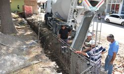 Yıkılan okul duvarı yeniden yapılıyor