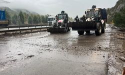 Osmaneli’de sel meydana geldi, D650 karayolu taş ve toprak ile kaplandı