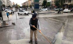 Hatboyu Caddesi’ni görevliler değil 63 yaşındaki vatandaş temizledi