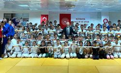 Judoda terfi heyecanı, 100 sporcu bir üst kemere yükseldi