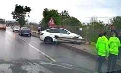 Kontrolden çıkan Tesla bariyere saplandı